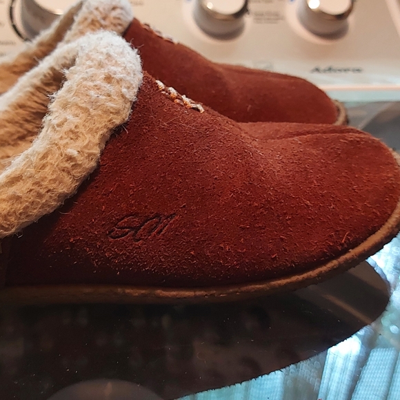 Slippers - Picture 1 of 3
